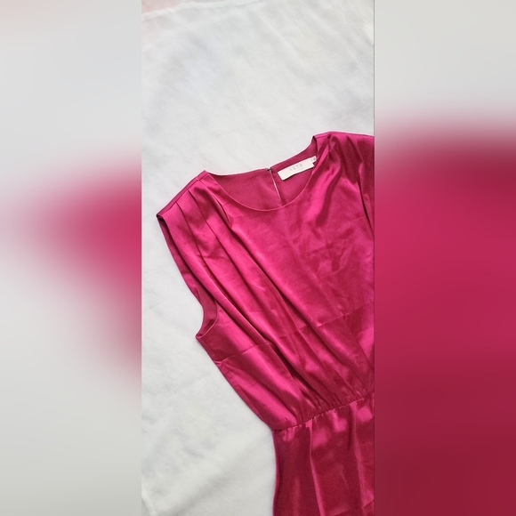 NWOT! ASTR The Label Women's Satin Strong Shoulder Midi Dress Size Medium - Picture 7 of 15